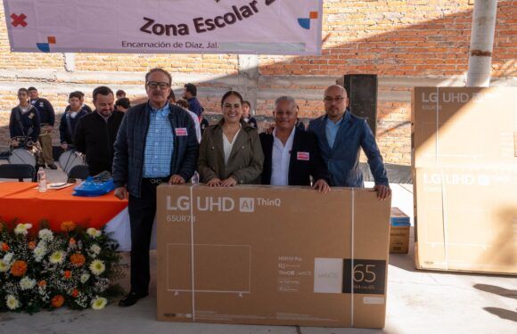 Entrega Erika Cuevas televisores a 22 escuelas de Encarnación de Díaz