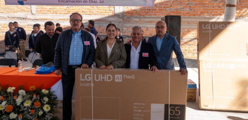 Entrega Erika Cuevas televisores a 22 escuelas de Encarnación de Díaz