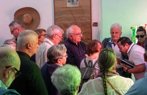 Turistas franceses visitan Encarnación de Díaz