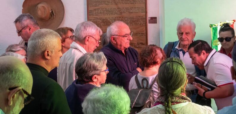 Turistas franceses visitan Encarnación de Díaz