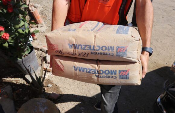 Entregan material de construcción a familias vulnerables