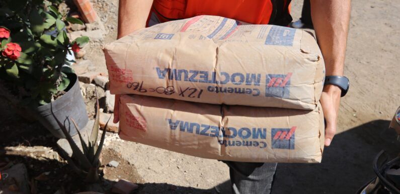 Entregan material de construcción a familias vulnerables