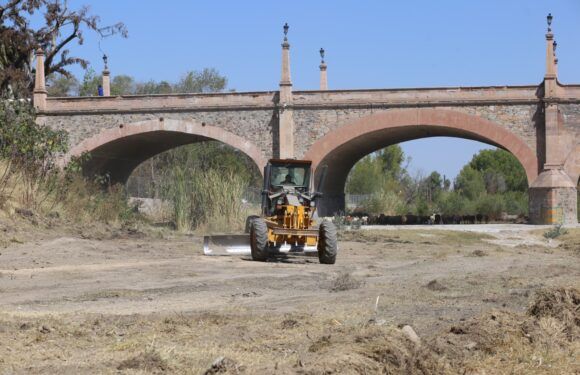 Arrancan los trabajos de limpieza en el río Lagos