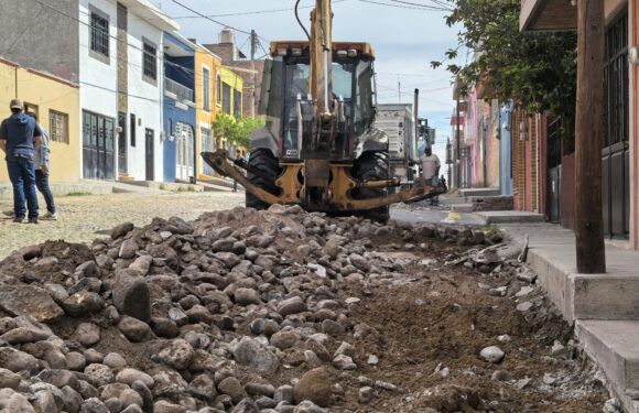 Rehabilitan calles de la colonia el Calvario