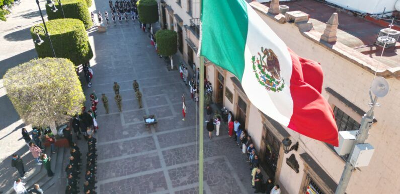 Con acto cívico Gobierno Municipal celebra el Día de la Bandera