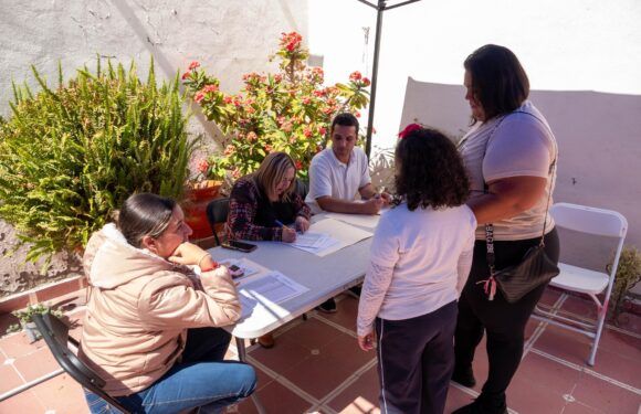 Gobierno de Encarnación de Díaz entrega becas por excelencia académica 
