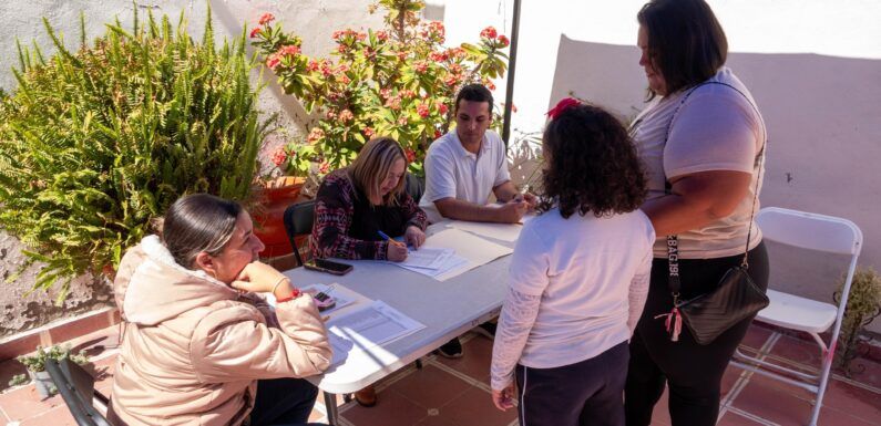 Gobierno de Encarnación de Díaz entrega becas por excelencia académica 
