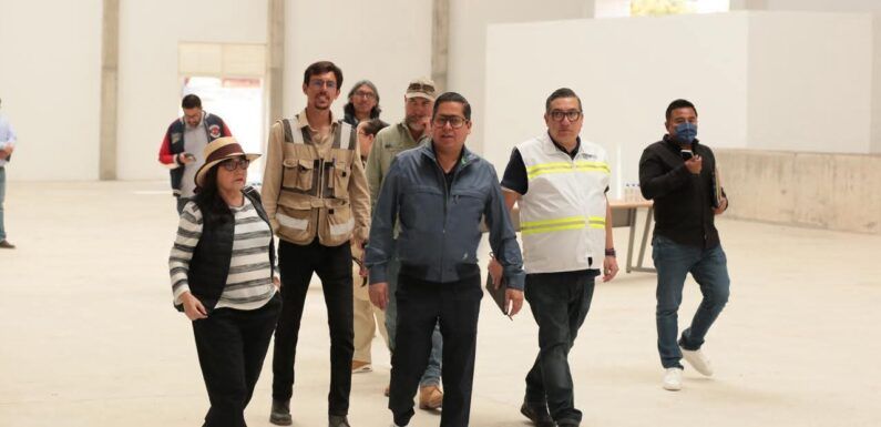 Alcalde y Rectora del CuLagos supervisa avances del Gimnasio de Usos Múltiples