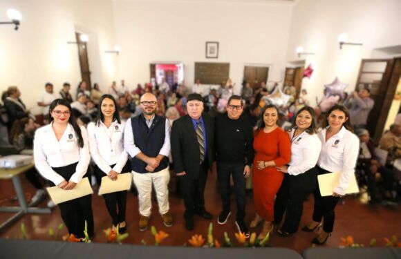 Edgar González entrega 24 visas americanas con programa Uniendo Familias