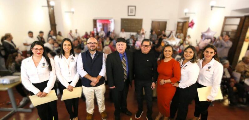 Edgar González entrega 24 visas americanas con programa Uniendo Familias