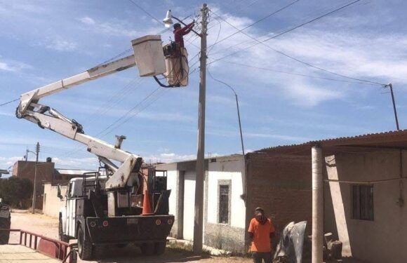 Rehabilitan luminarias en Delegación El Tecuán