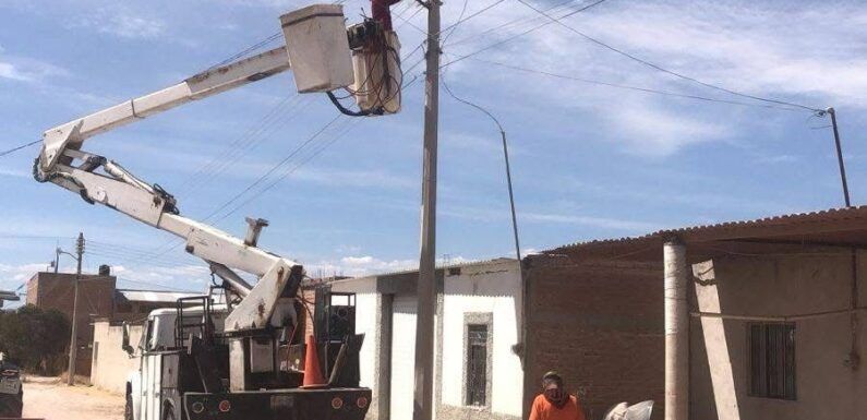 Rehabilitan luminarias en Delegación El Tecuán