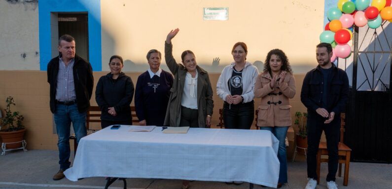 Erika Cuevas inaugura cancha en el Colegio Pablo Anda 