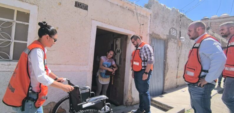 Gobierno de Lagos de Moreno entrega sillas de ruedas a personas con discapacidad y adultos mayores