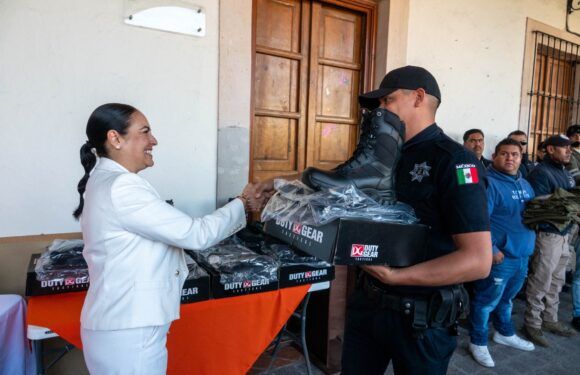 Entregan uniformes a policías, elementos de tránsito, protección civil y bomberos
