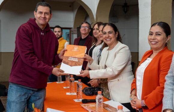 Entrega Erika Cuevas 30 títulos de propiedad a familias encarnacionenses
