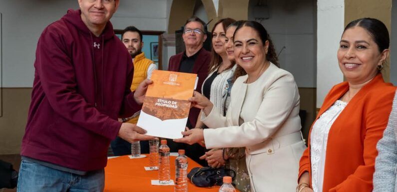 Entrega Erika Cuevas 30 títulos de propiedad a familias encarnacionenses
