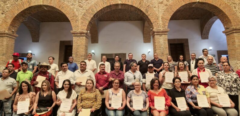 Reconocen a trabajadores del municipio con más de 15 años de antigüedad