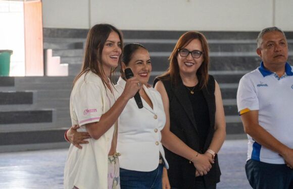 Nataly Gutiérrez imparte charla motivacional en La Chona