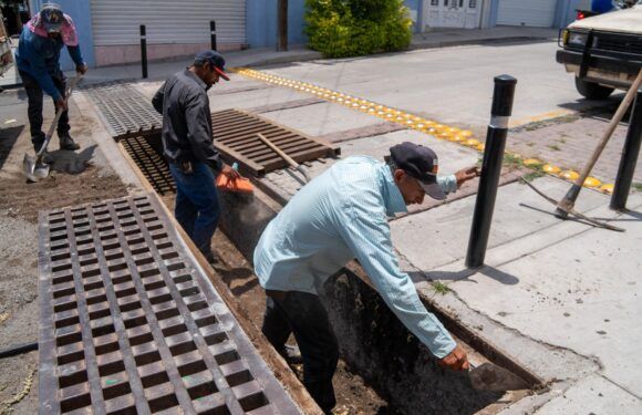 Realizan limpieza preventiva en alcantarillas y bocas de tormenta