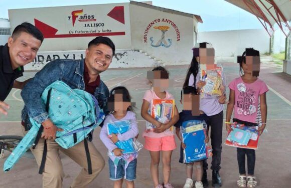 Entregan útiles escolares en la colonia Antorcha Popular 1 de Ciudad Guzmán