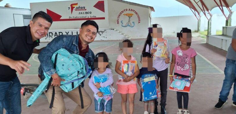 Entregan útiles escolares en la colonia Antorcha Popular 1 de Ciudad Guzmán