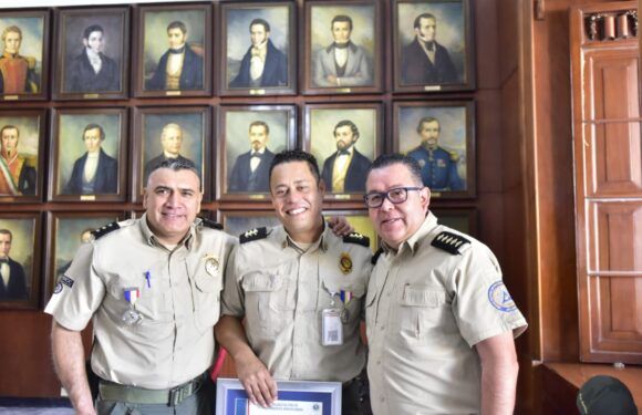 Reconocen a mandos de la Unidad Estatal de Protección Civil y Bomberos Jalisco con condecoraciones internacionales