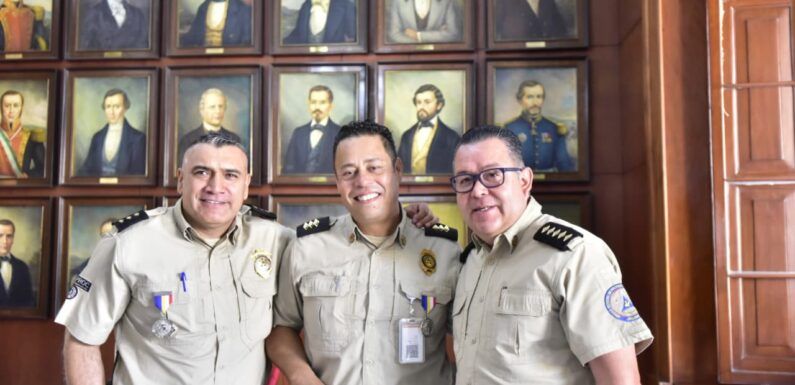 Reconocen a mandos de la Unidad Estatal de Protección Civil y Bomberos Jalisco con condecoraciones internacionales