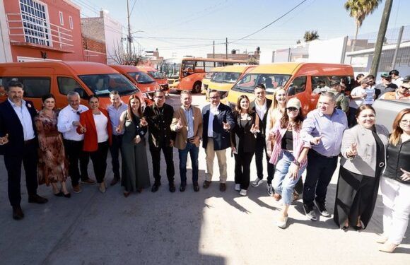 Pablo Lemus Navarro entrega infraestructura para la educación y el transporte de grupos prioritarios en Ojuelos