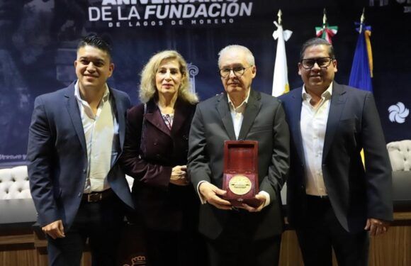 Entregan Presea “Licenciado Francisco Primo de Verdad y Ramos” al Maestro Juan Enrique Ibarra Pedroza