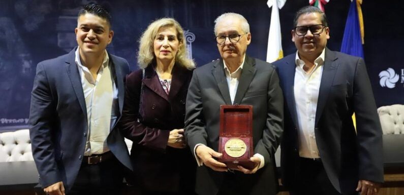 Entregan Presea “Licenciado Francisco Primo de Verdad y Ramos” al Maestro Juan Enrique Ibarra Pedroza