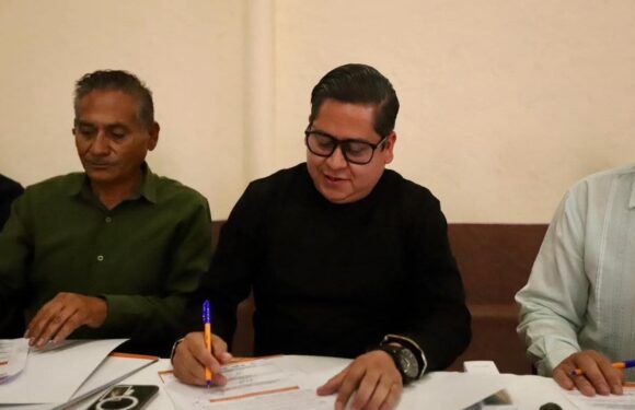 Edgar González firma co venio con si dicato de trabajadores del ayuntamiento