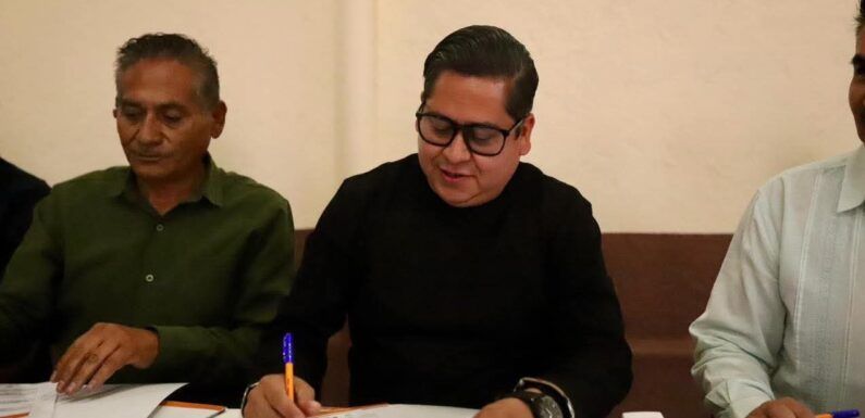 Edgar González firma co venio con si dicato de trabajadores del ayuntamiento