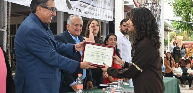 Escuela Secundaria Técnica No. 2 celebra la graduación de la Generación 73