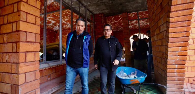 Supervisa Edgar González  avances del Centro Colmena en La Adelita